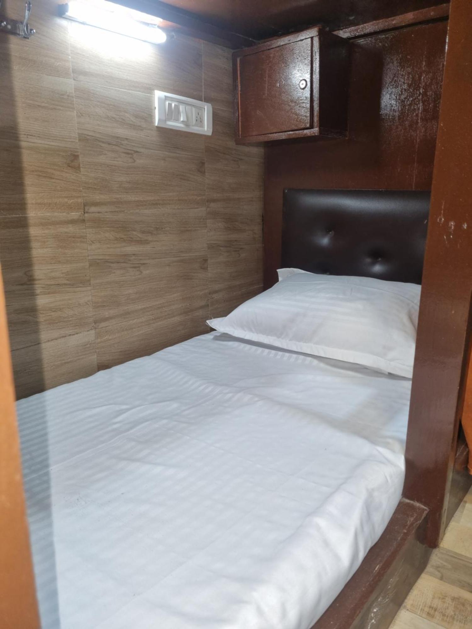 Unibed Dormitory Mumbai Exterior foto